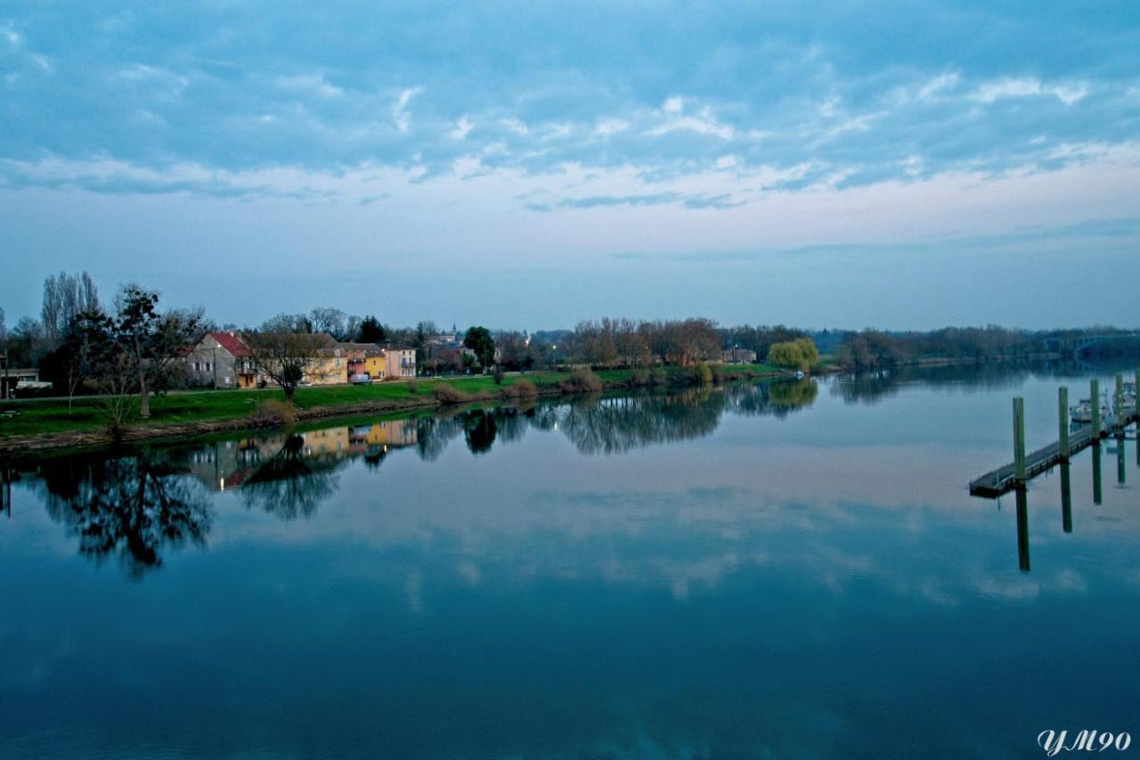 Spacieux Appartement, A-Mi-Chemin, Au Coeur De Tournus Kültér fotó